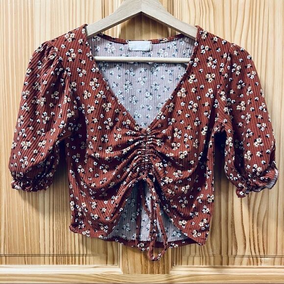 Altar'd State brown burnt orange flowered botanical cropped gathered shirt top - Picture 1 of 7